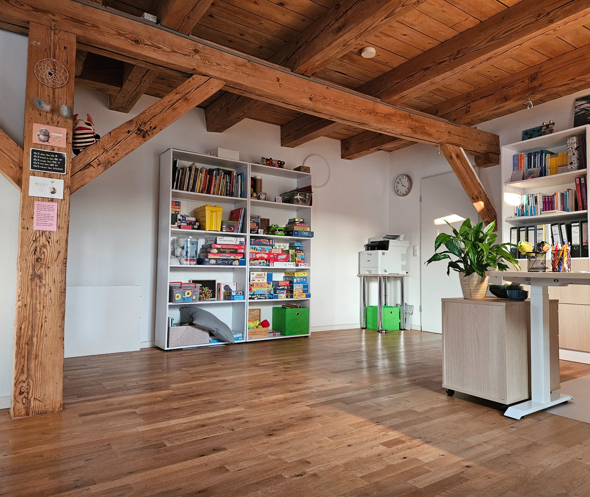 Spieleregal im Therapieraum